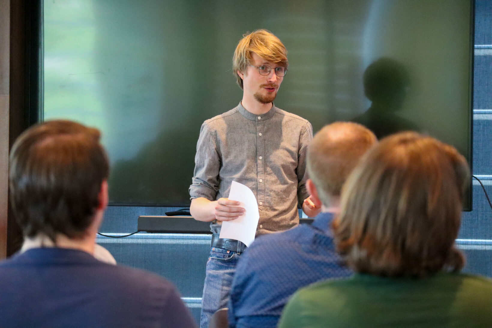 Man presenteert voor groep mensen