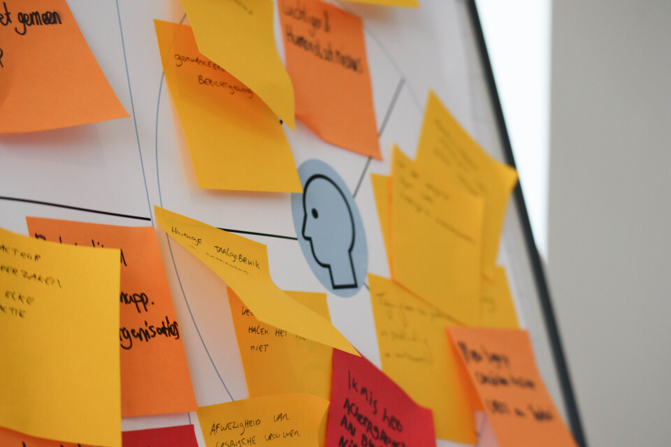 Brainstormsessie met oranje en gele post-its