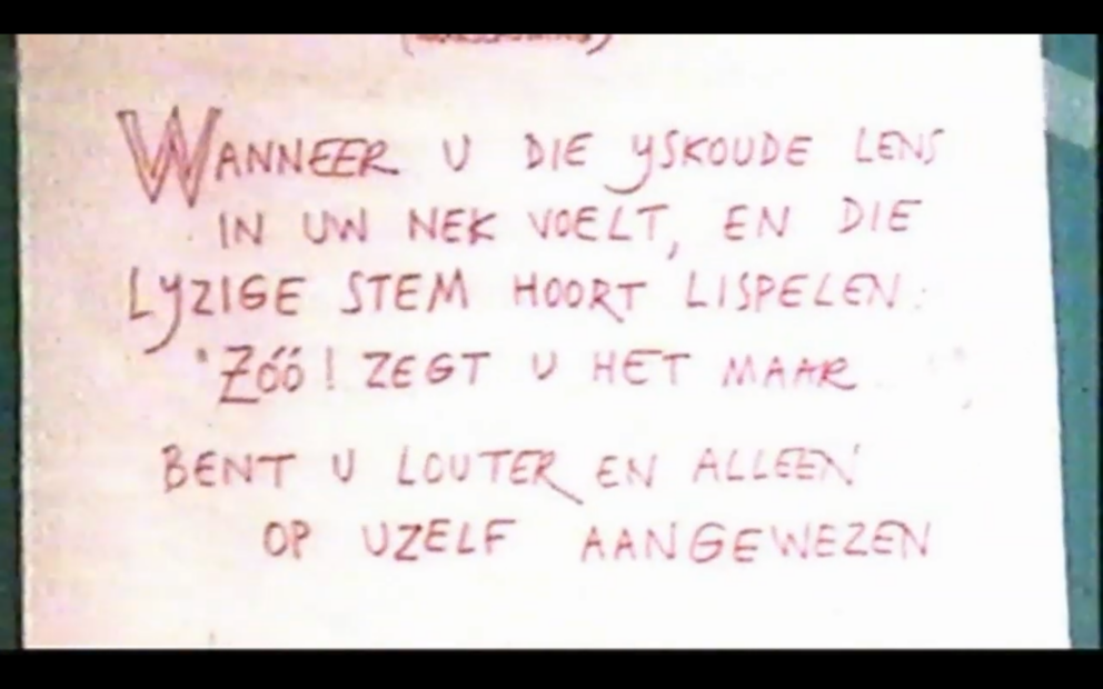 Een ingezoomde foto van het bord waarop staat: "Wanneer u die ijskoude lens in uw nek voelt, en die lijzige stem hoort lispelen: 'Zóó! Zegt u het maar' Bent u louter en alleen op uzelf aangewezen.