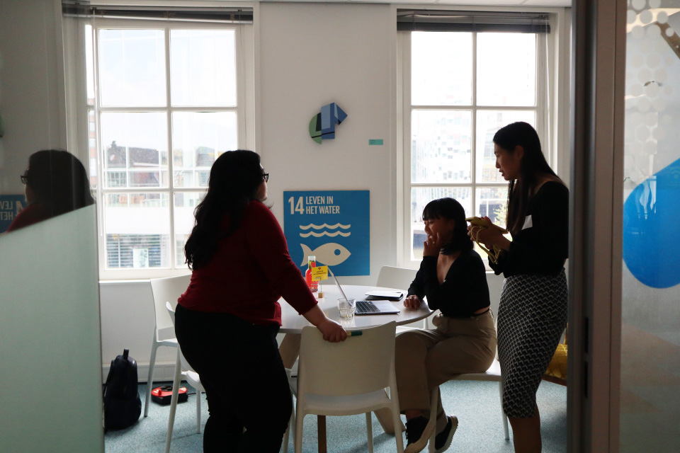 Groepje overlegt in de SIF