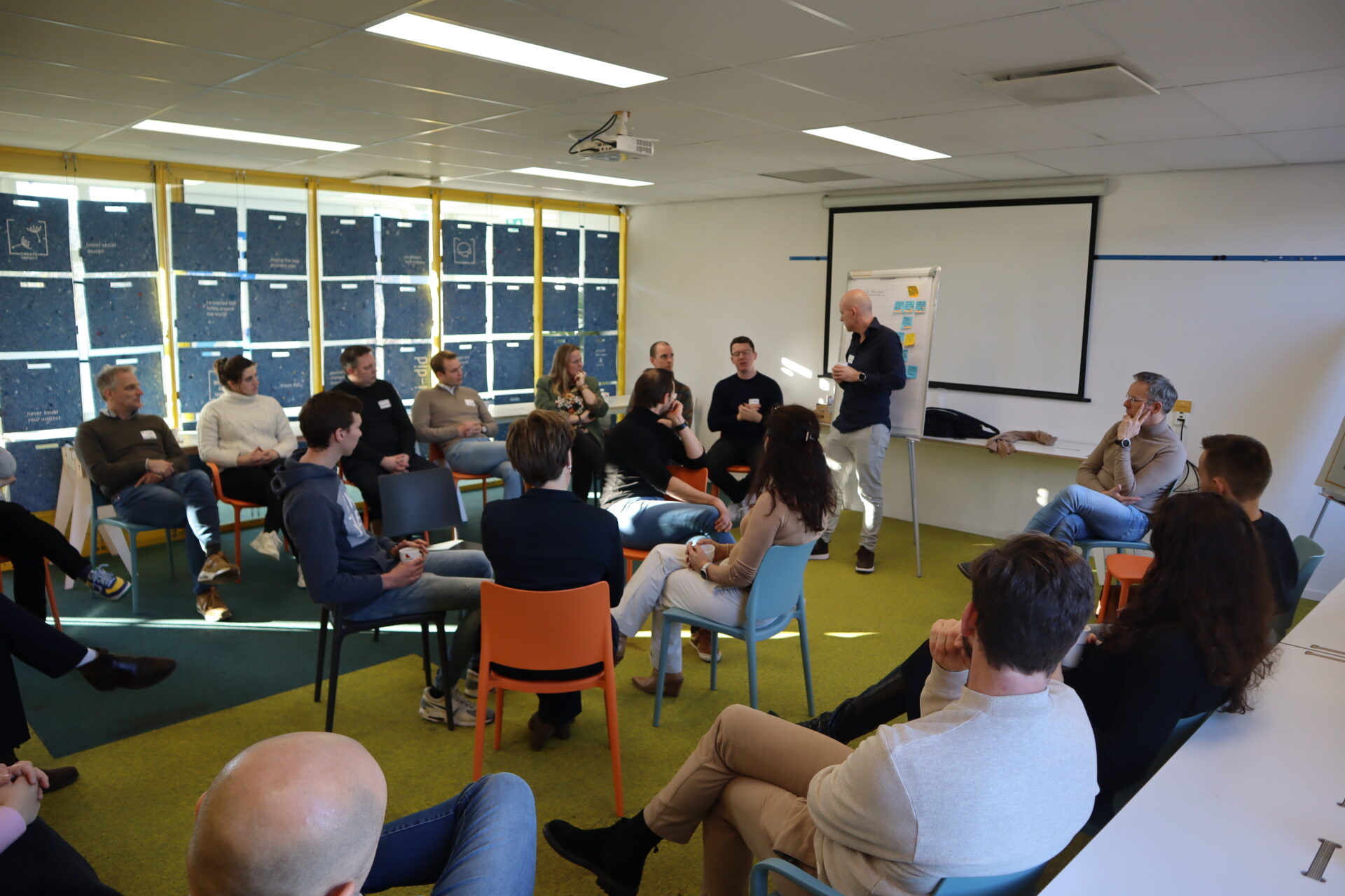 Bijeenkomst Coachingstraject in SIF Utrecht. Groep mensen zit in kring rondom een groepje van vier mensen tijdens een 'fishbowlsessie'.