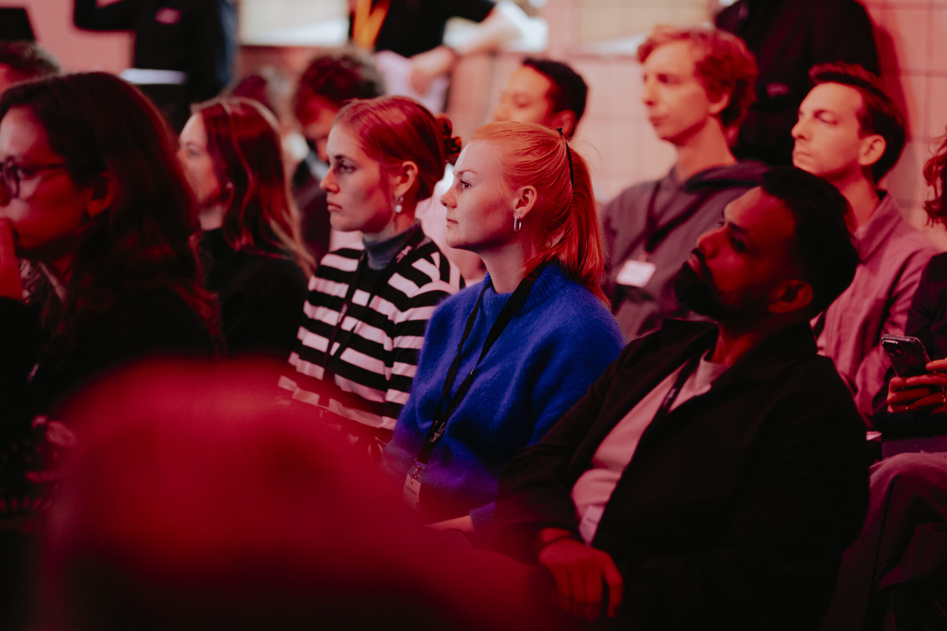 Publiek in rood licht