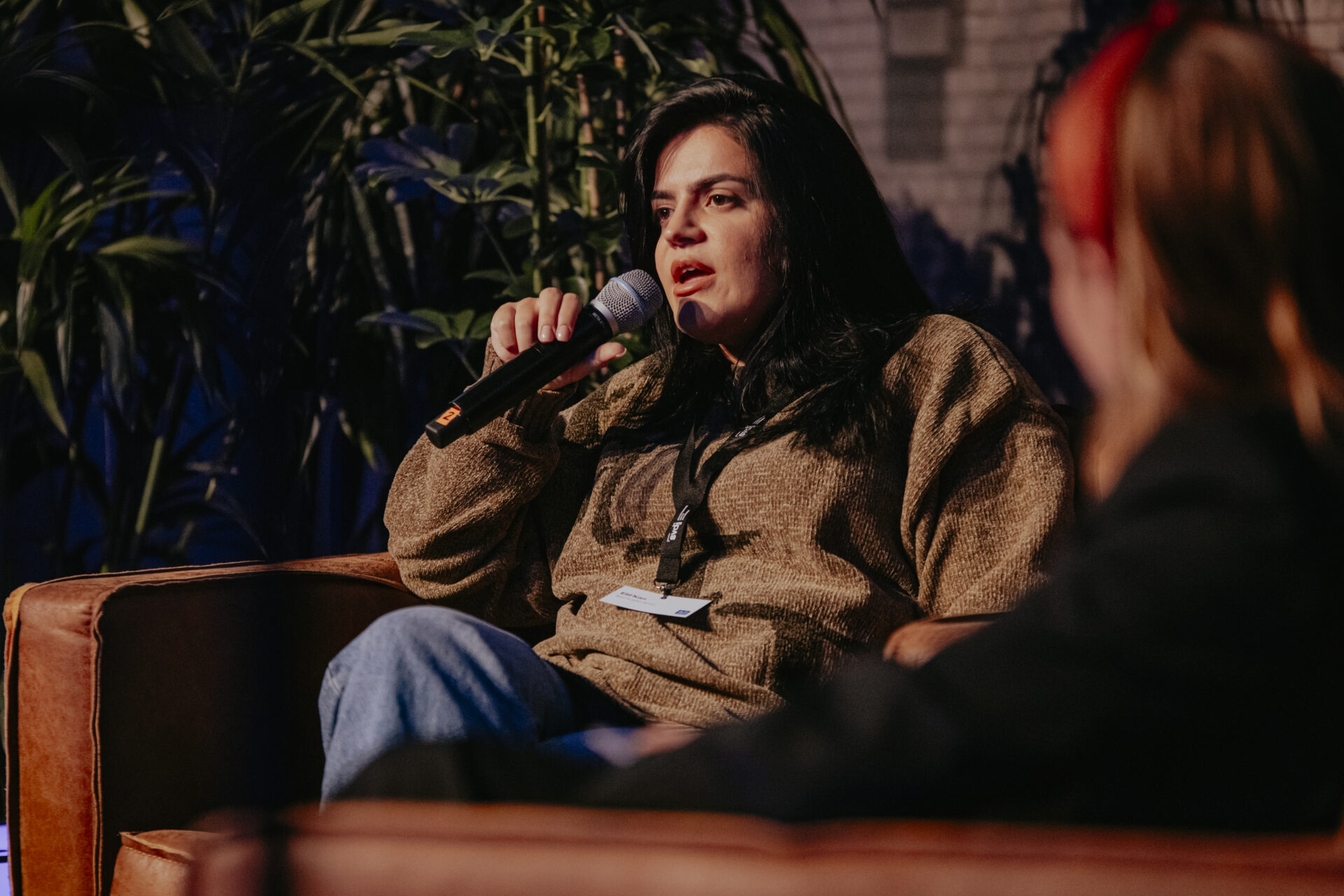 Elif Kan praat in een microfoon