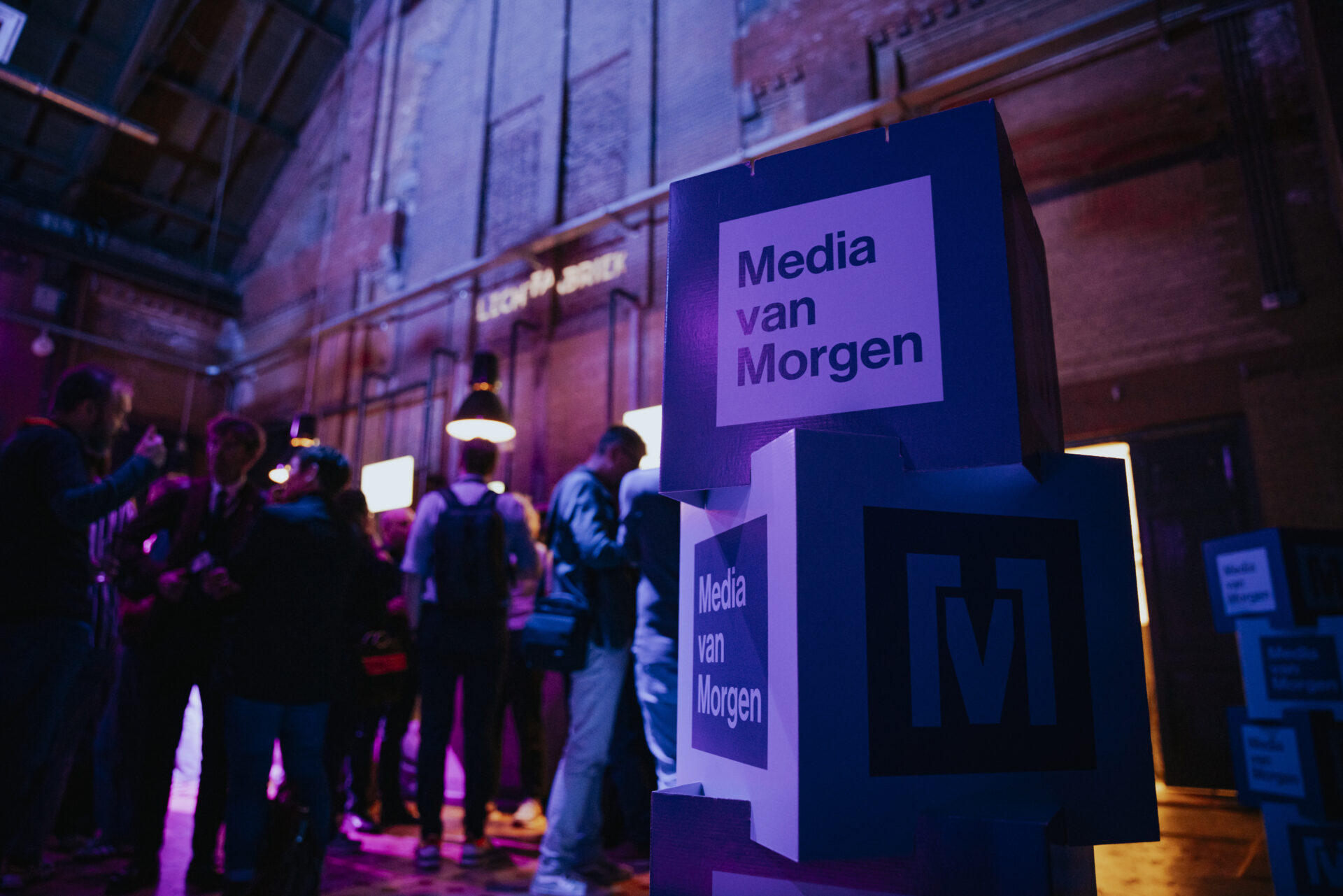 Stapelblokken met de tekst 'Media van Morgen' in de kleuren paars en blauw