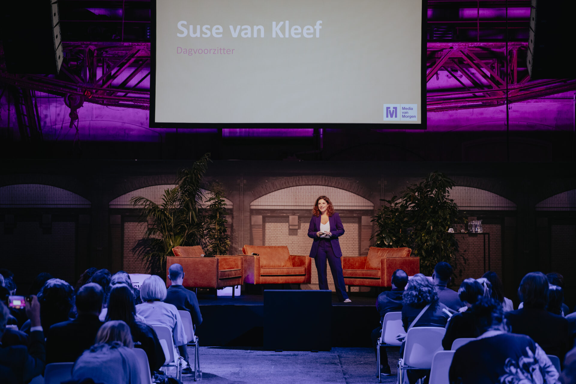 Dagvoorzitter Suse van Kleef op het podium
