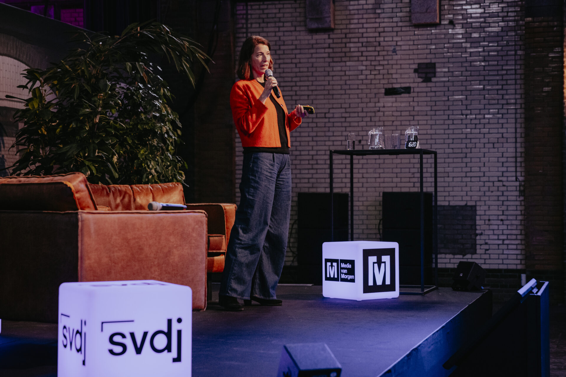 Spreker Ellen Heinrichs op het podium