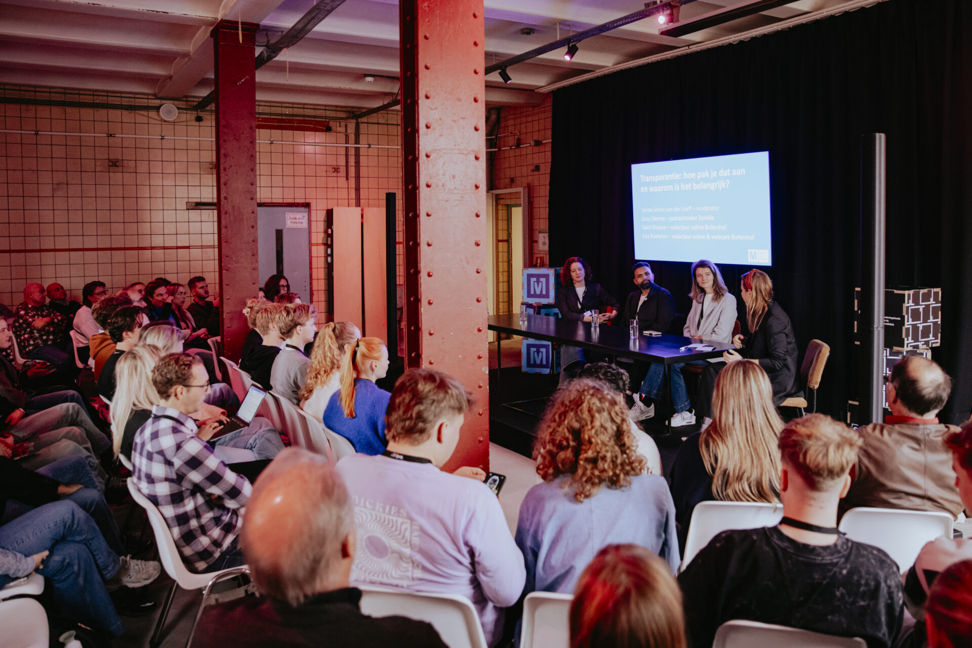 Overview van een zaal met bezoekers