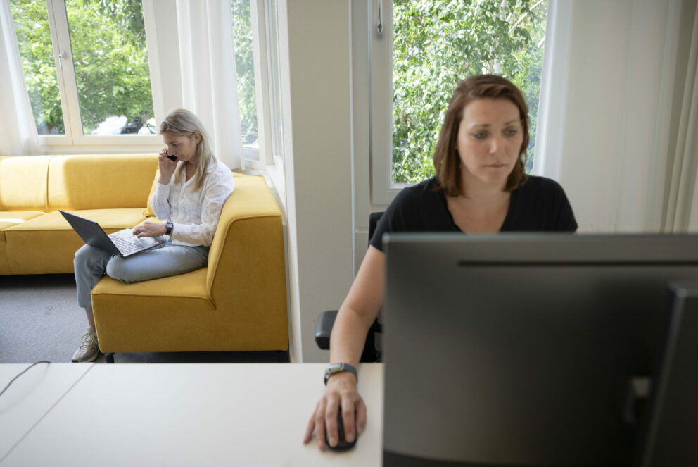 Willemijn Dekker en Nina Onland op het kantoor van SVDJ