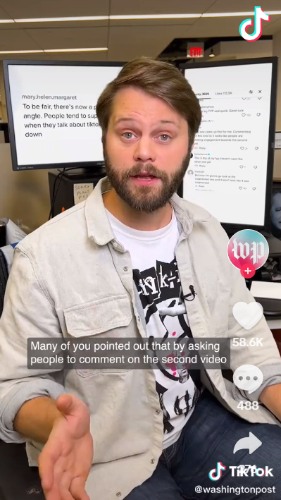 Screenshot van een TikTok video van de Washinton Post. Een man (presentator) zit voor twee computerschermen. De afbeelding linkt door naar de TikTok video.