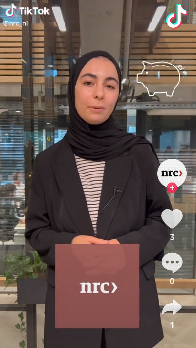 Screenshot van een TikTok videovan NRC. Een vrouw (presentator) met zwarte kleding aan staat voor een raam. Deze afbeelding linkt door naar de TikTok video