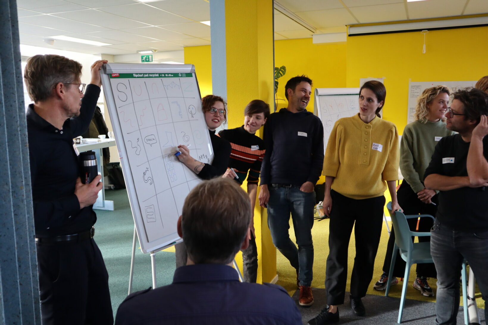 Groep mensen rondom flipover tijdens SVDJ Incubator