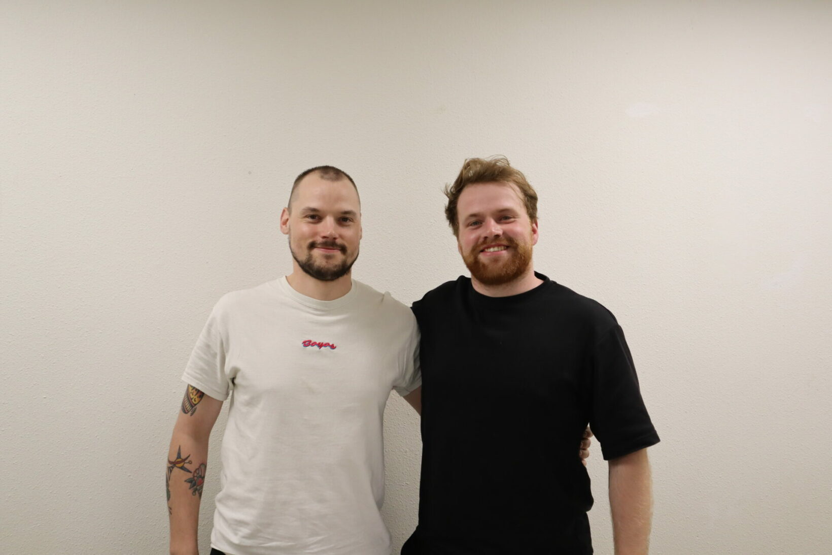 Twee mannen van het team Awe Marketplace