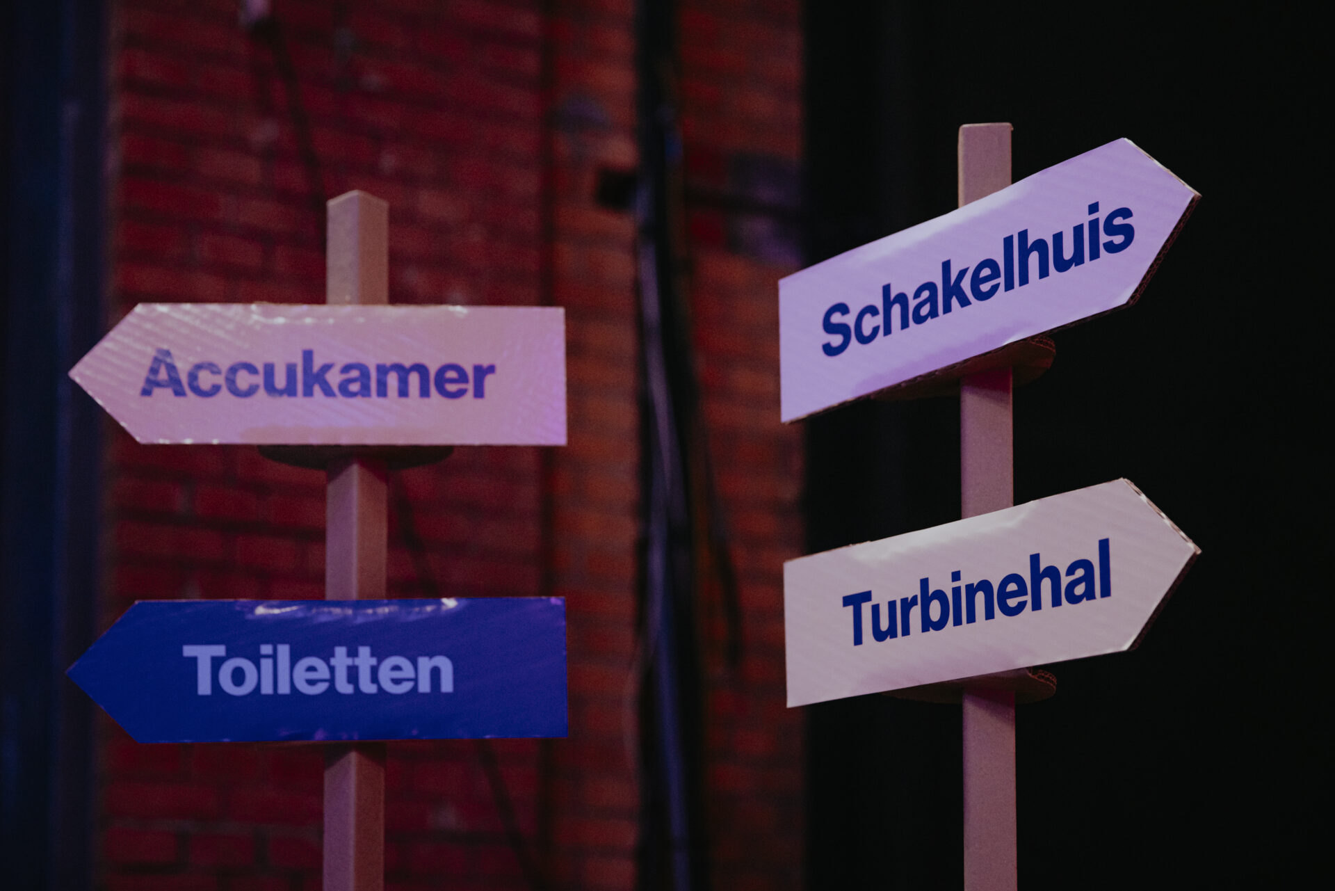 Borden met 'Accukamer', 'Toiletten', 'Schakelhuis', 'Turbinehal', en 'Toiletten'.