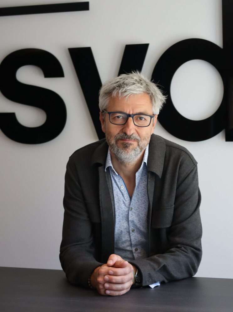 Portret van Pelle Matla en SVDJ logo op de achtergrond