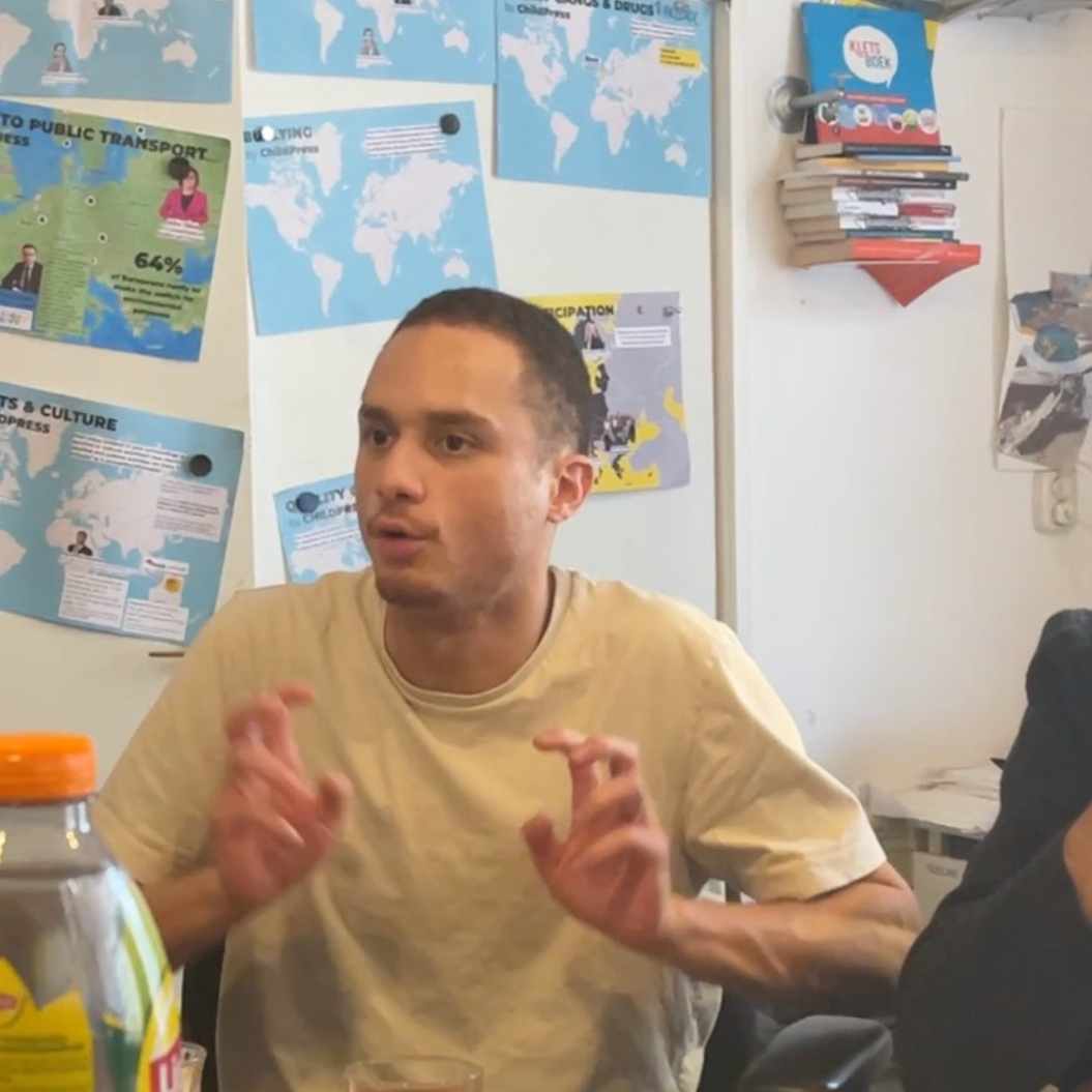 Tijdens een bijeenkomst van Incubator team Circulaire Journalistiek overleggen mensen binnen aan tafel tijdens de lunch.